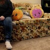 Une personne asssise sur un divan.