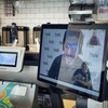 Un écran sur lequel on voit un caissier virtuel dans le restaurant Freshii de Kamloops