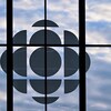 Une fenêtre qui laisse entrevoir un ciel nuageux et le logo de Radio-Canada.