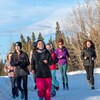 Jeunes filles faisant de la course à pied au Yukon.