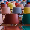 Des chaises colorées dans une salle de classe