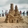 Un château de sable.