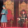 La reine Élisabeth II lit un discours.