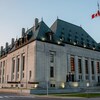 L'édifice de la Cour suprême du Canada en fin de journée du printemps.