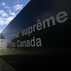 Affiche de la Cour suprême du Canada, à Ottawa, avec le bâtiment en arrière-plan.