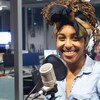 Ra'anna Ekundayo dans les studios de Radio-Canada Sudbury
