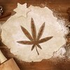Une image de feuille de cannabis est imprimée dans une pâte à tarte.