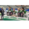 Les quatre membres de l'équipe de curling féminine posent devant leur trophée 