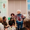 Une survivante de l'Holocauste discute avec de jeunes élèves.