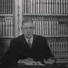 Le général est assis devant une bibliothèque et prononce un discours télévisé destiné aux Français. 