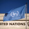 Le drapeau de l'ONU flottant devant le Palais des Nations à Genève.