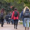 Des étudiants marchent sur le campus de l'Université de l'Alberta.