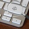 Un clavier d'ordinateur dont une touche montre la symbolique balance de la Justice.
