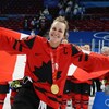 Marie-Philip Poulin, médaille d'or au cou, fête avec ses coéquipières d'Équipe Canada après le match pour la médaille d'or aux Jeux olympiques d'hiver à Pékin. 