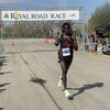 Don Bizoza est seul en tête de la course après avoir complété la moitié du parcours.