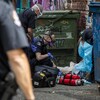 Des ambulanciers tentent de réanimer une personne victime d'une surdose dans le quartier du Downtown Eastside à Vancouver le 11 mai 2020. 