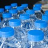 Des bouteilles d'eau en plastique sont disposées les unes à côté des autres.