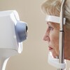 Une femme se soumet à un examen de la vue.