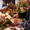 Des personnes partagent un repas de Noël.