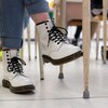Les bottes d'une élève sous son bureau. 