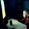 Un enfant devant un écran d'ordinateur.