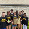 Sept athlètes de l'école Monseigneur de Laval avec leurs trophées.