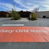 Un passage piéton orange avec la dénomination Every Child Matters / Chaque enfant compte à Whitehorse au Yukon.