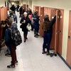 Des élèves dans un couloir. 