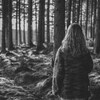 Une jeune femme marche seule dans la forêt. Pour certains, cette image a un effet apaisant. Pour d'autres, un effet angoissant. 