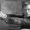 L'acteur Daniel Craig dans le rôle de James Bond brandit un Walther PPK.