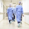 Des infirmières marchent dans le corridor d'un hôpital.
