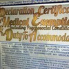 Le certificat montre en grosse lettres dorées une déclaration d'exemption de vaccination.