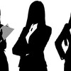 Trois silhouettes dessinées de femmes d'affaires. 