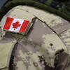 Gros plan sur le drapeau du Canada qui figure sur l'uniforme porté par un membre des Forces armées canadiennes.