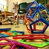Des jeux à terre dans une salle de classe.