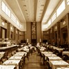 Une photo d'archives d'une vaste salle de style art déco. 