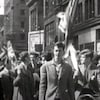 Foule célébrant à Montréal la victoire le 8 mai 1945. 