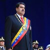 Le président Nicolas Maduro, l'air solennel, se tient sur la scène lors d'un grand événement militaire, à Caracas.