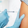 Une adolescente reçoit un vaccin.