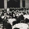 Des personnes sont assises autour de tables lors d'un gala.