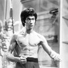 Bruce Lee, qui est blessé au visage et au ventre, est en position de combat à mains nues.