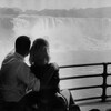 Un couple assis regarde les chutes du Niagara.