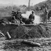 Des soldats américains tirent des obus lors de la guerre de Corée.
