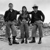 Dans les ruines d'une ville, trois jeunes portent des Dr. Martens.