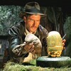 Indiana Jones s'empare d’un objet d’art dans une scène du film Les aventuriers de l’arche perdue (1981).