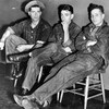 Trois jeunes hommes sont habillés de denim.