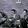 Harry Strom, Harold Cardinal et Jean Chrétien sont assis autour d'une table avec de nombreuses autres personnes.