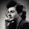 Madeleine Parent, en 1949, prend la pose avec un crayon à la main.