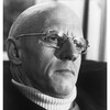 Un portrait en gros plan de Michel Foucault.