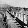 Des colonnes entourent le forum de l’ancienne ville romaine Pompéi.